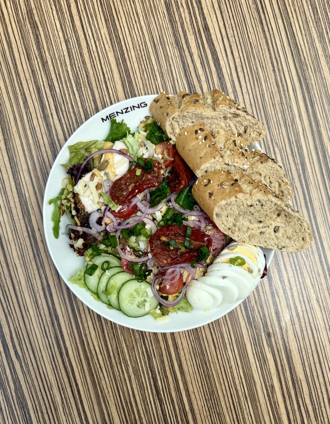 Maaltijdsalade met broodje