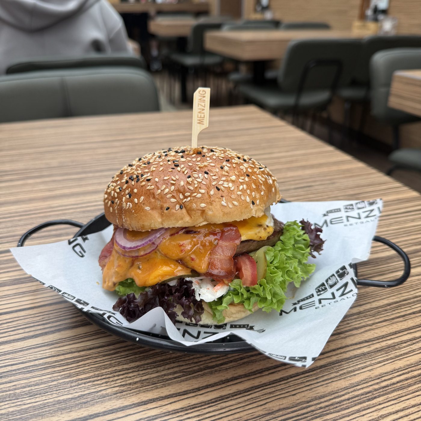 Burger met bacon en cheddar